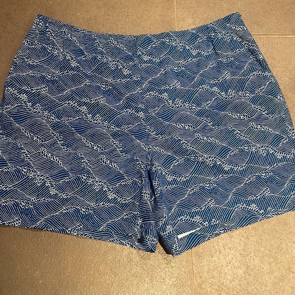 Lands’ End Waves Print Shorts - Picture 2 of 6